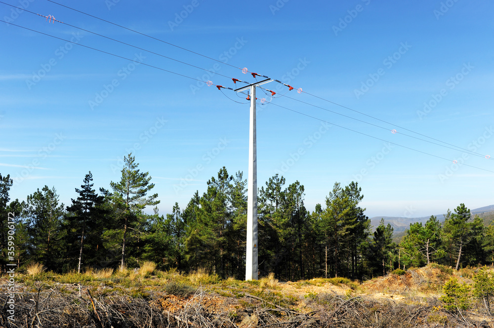 torre metálica de una línea eléctrica de alto voltaje en la montaña cerca del pueblo de Cerdedelo, provincia de Orense, Galicia, España