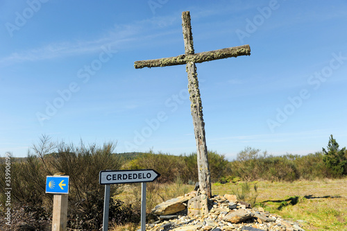 Cruz de madera en el Camino de Santiago cerca de Cerdedelos, Camino Sanabres desde Campobecerros hacia Laza, provincia de Orense, España photo