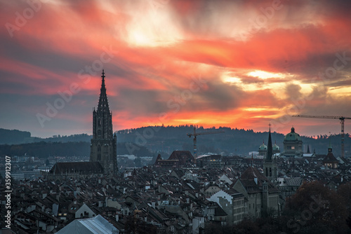 Blick   ber die D  cher der Altstadt von Bern im Sonnenuntergang