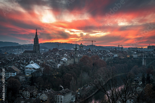 Blick über die Dächer der Altstadt von Bern im Sonnenuntergang