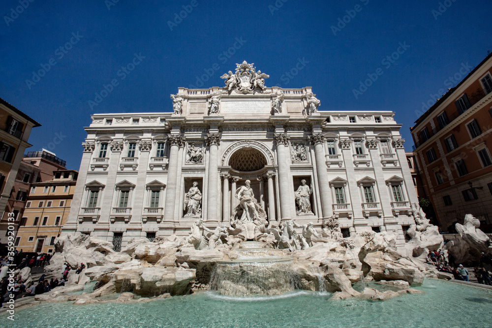 Fontana di trevi a Roma in una giornata solata con il cielo blu