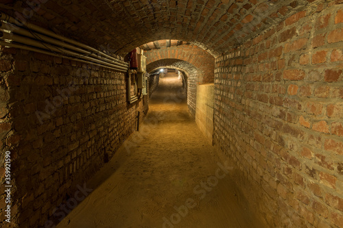 perspektivische Sicht eines beleuchteten unterirdischen Gang in einem alten Bergwerk