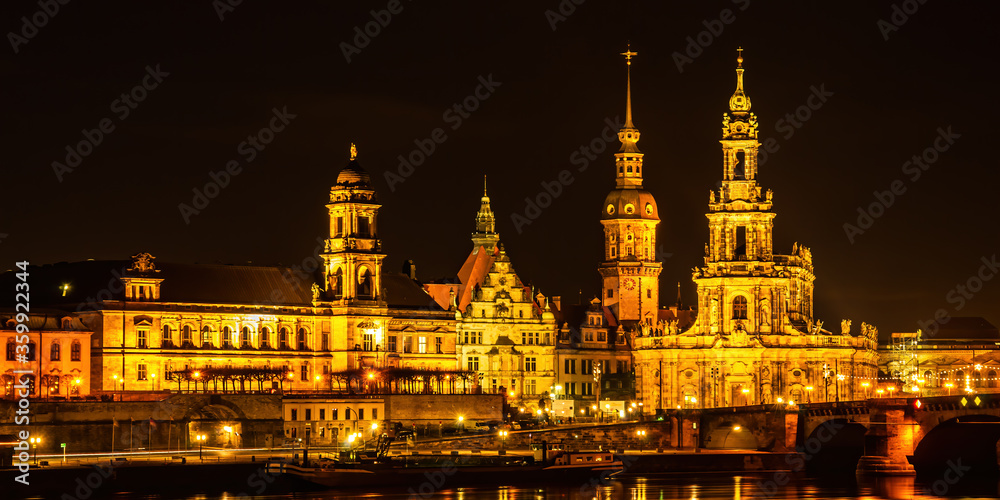 Dresden bei Nacht - Ständehaus, Residenzschloss und Hofkirche bei Nacht, historische Altstadt von Dresden, Sachsen, Deutschland.