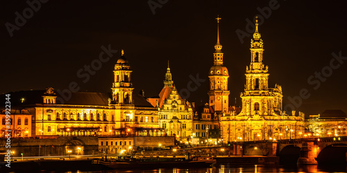 Dresden bei Nacht - Ständehaus, Residenzschloss und Hofkirche bei Nacht, historische Altstadt von Dresden, Sachsen, Deutschland.
