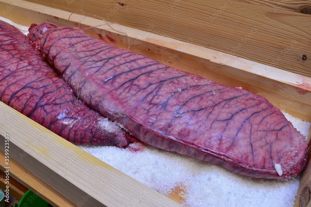 uova di tonno rosso del mediterraneo in lavorazione per la produzione di bottarga. Sicilia