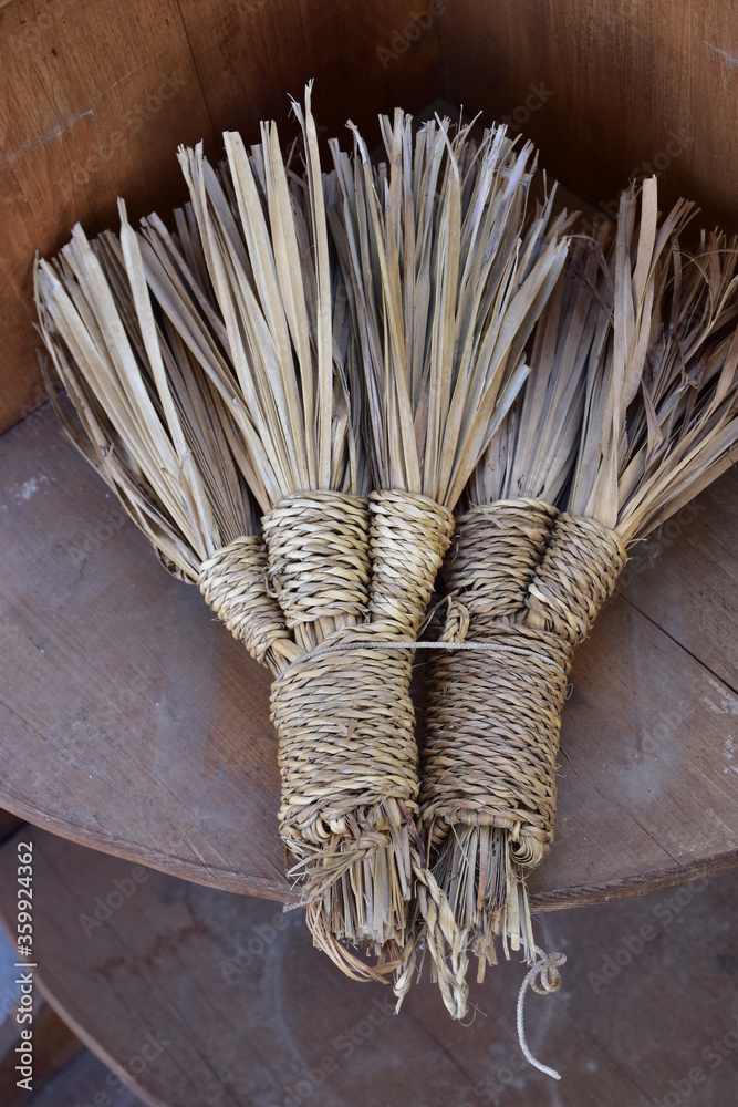 antica scopa utilizzata in Sicilia realizzata con la giummara, frasche derivate da foglie di palma nana essiccate ed intrecciate. Sicilia