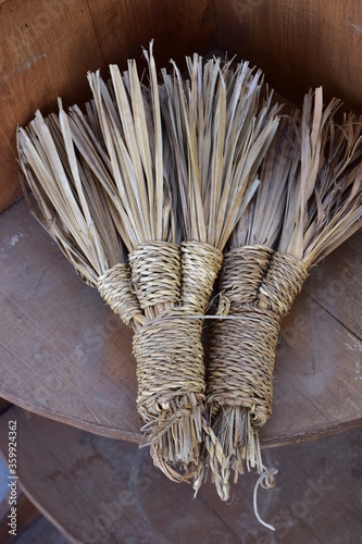 antica scopa utilizzata in Sicilia realizzata con la  giummara, frasche derivate da foglie di palma nana essiccate ed intrecciate. Sicilia photo