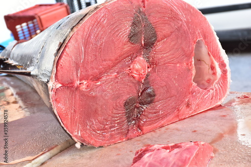 Obraz na płótnie Tonno rosso in vendita al mercato del pesce di
Palermo, Sicilia w salonie