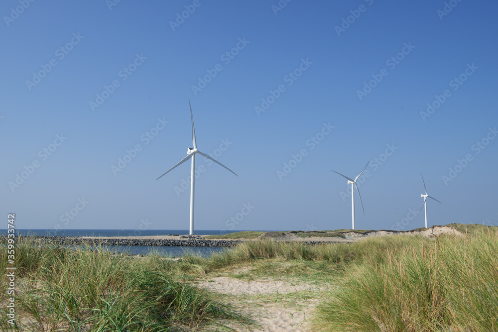 Windkraftanlage an der Küste in den Dünen Windkraftanlage an der Küste in den Dünen