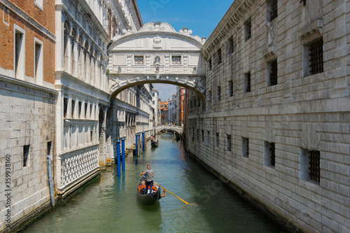 View of the famous bridge of sighs in Venice, italy, with gondola and gondolier on a canal © Simone