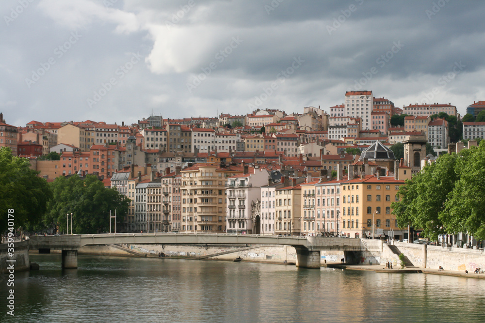 vue sur la croix rousse depuis la Saône à Lyon