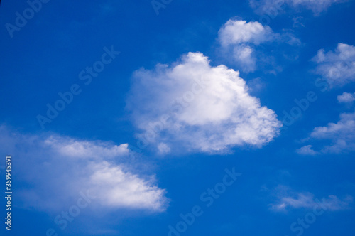 青空に並んで浮かぶ白い綿雲 積雲