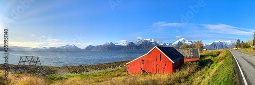 Foto Typischen Norweger Haus mit Fjord Panorama am Lyngen Fjord, Nord Norwegen