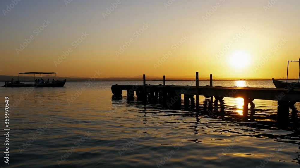 Barcaza de recreo en la Albufera de Valencia, España Barcaza de recreo en la Albufera de Valencia, España