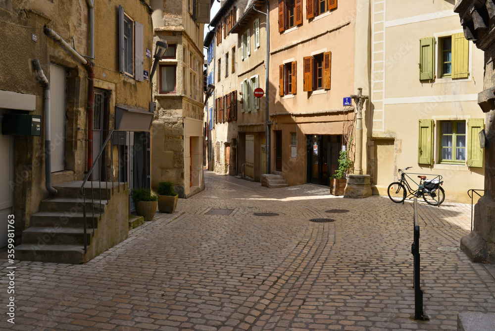 Rue Notre Dame et ses pavés à Mende (48000), département de la Lozère en région Occitanie, France.