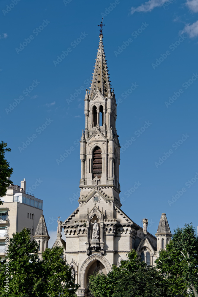 Haute flèche de l'église Ste Perpétue et Ste Félicité de Nîmes - Gard - France