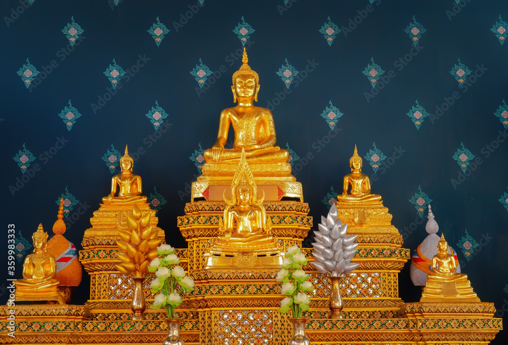 Obraz premium Golden Buddha statue in temple of Thailand.