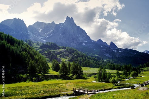 valle verde con fiume e montagne