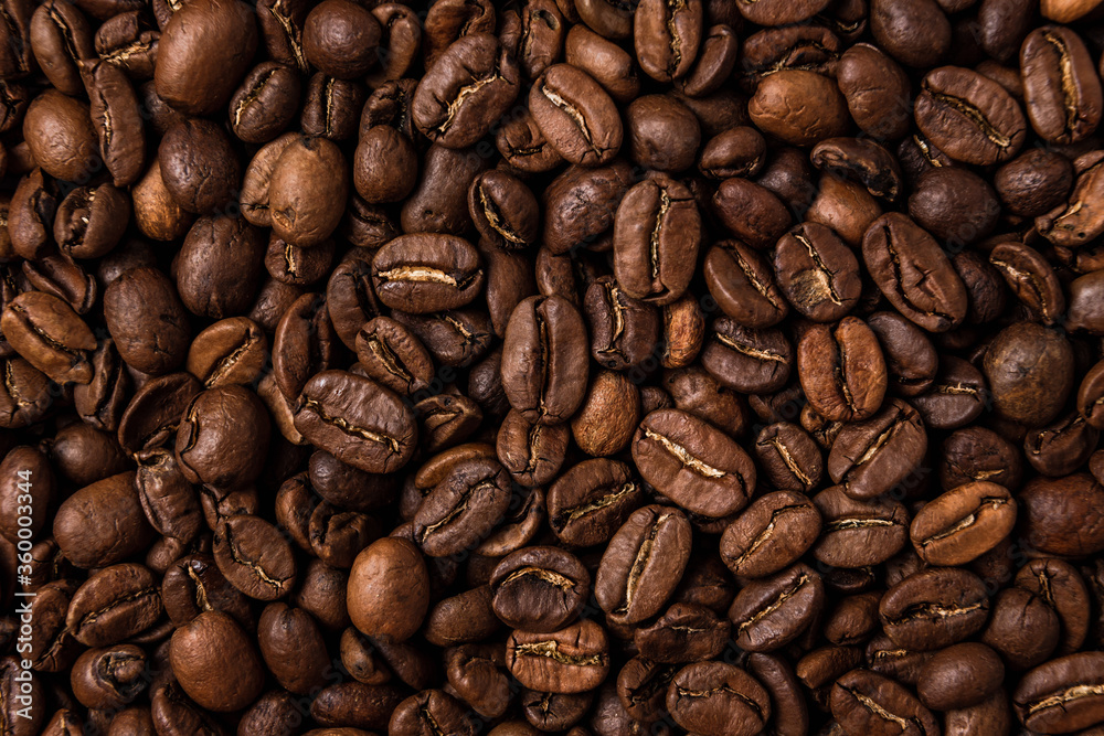 Obraz premium Roasted coffee beans on the table, macro