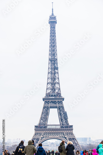 Fototapeta Naklejka Na Ścianę i Meble -  The famous Tour Eiffel in Paris in a cold winter day