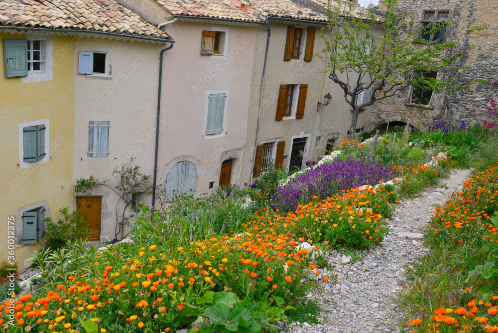 Vieux village fleuri de Banon (04150), département des Alpes-de-Haute-Provence en région Provence-Alpes-Côte-d'Azur, France.