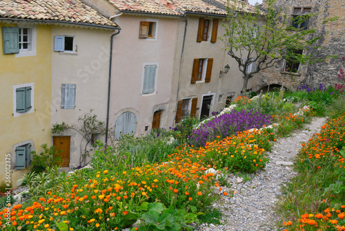 Vieux village fleuri de Banon (04150), département des Alpes-de-Haute-Provence en région Provence-Alpes-Côte-d'Azur, France.