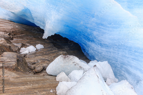 White and blue ice of Svart...
