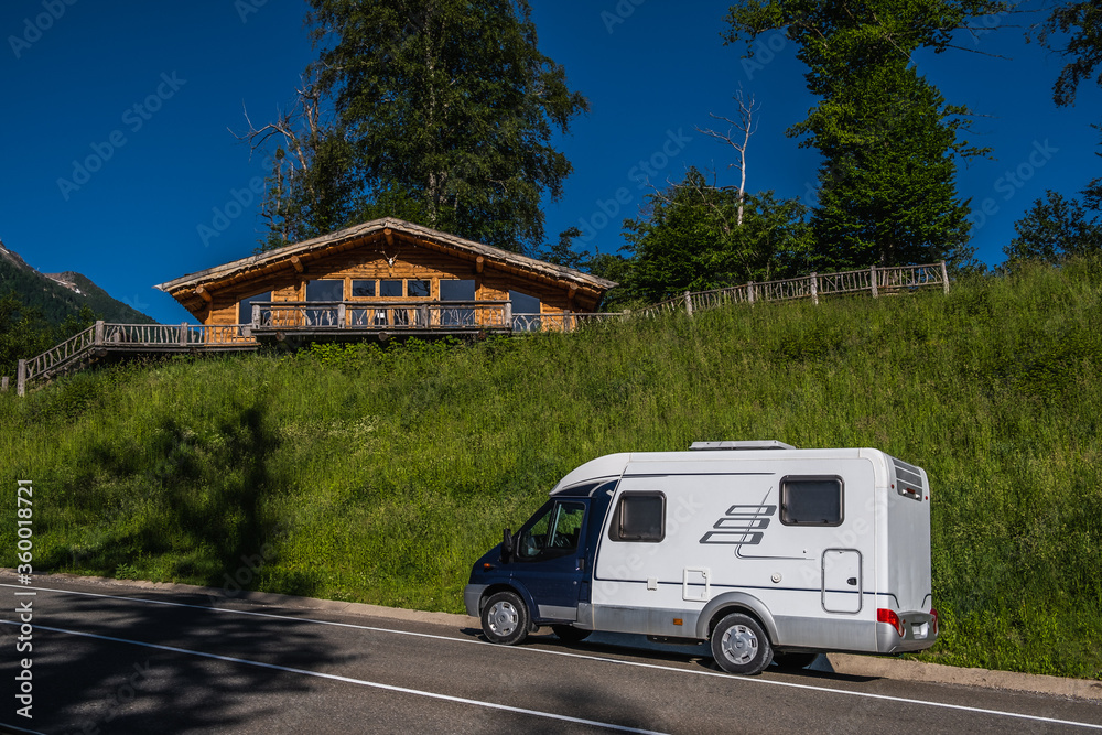 Obraz premium Dom na kołach. Kamper. Rv. Obozowicz. Odpocznij w górach. Furgonetka mieszkalna. Niezależność. Wysokie góry. Wolność. Turystyka. Podróż.