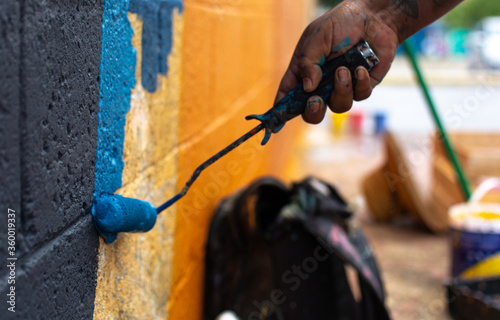 Mano pintando pared azul photo