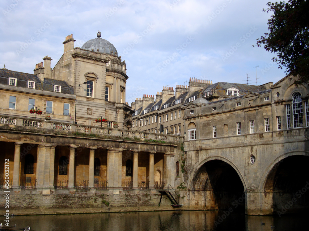 Pulteney Bridge (1774) in Bath town, England, UK. The bridge isnpired by Ponte Vecchio in Florence, Italy.