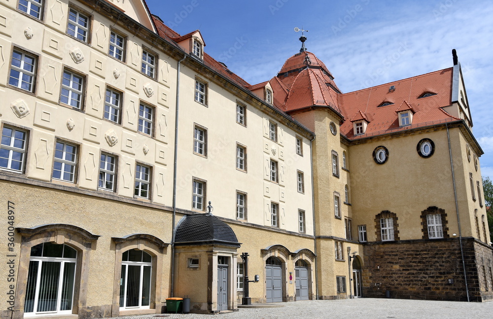 Schlosshof von Festung Sonnenstein vor strahlend blauem Himmel