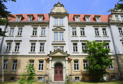 Gebäudeteil von Schloss Sonnenstein mit Eingangsportal und Fensterfront