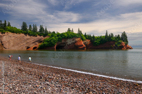 Foto Children playing on pebble beach at sea caves of St Martins New Brunswick at Bay