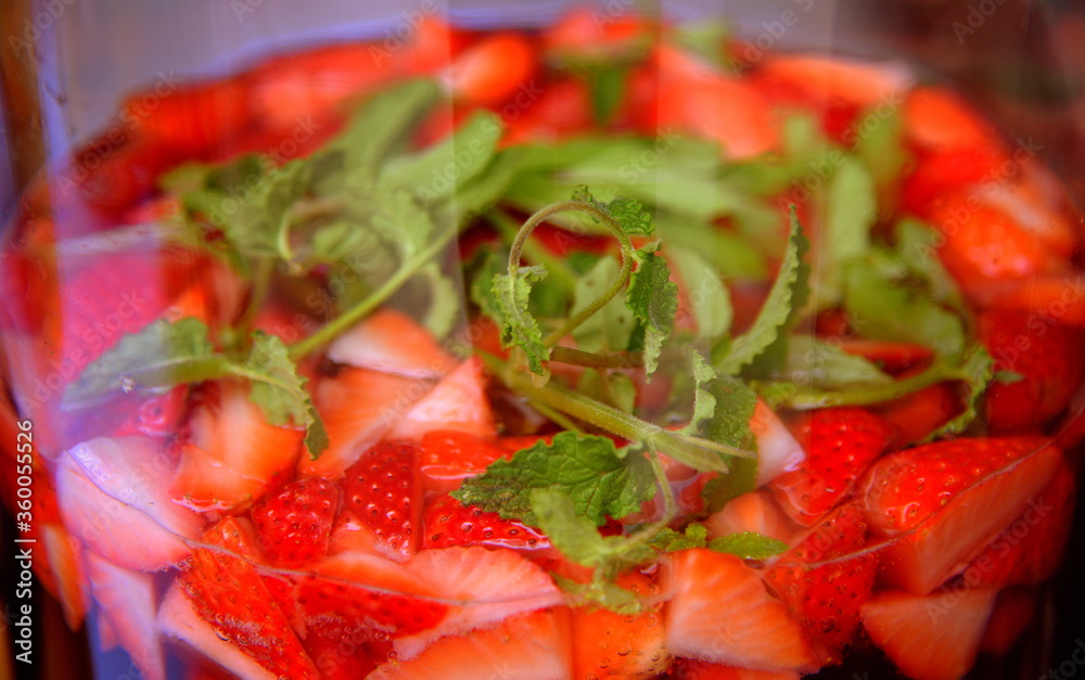 Leckere Erdbeerbowle mit Minze in einem Glas