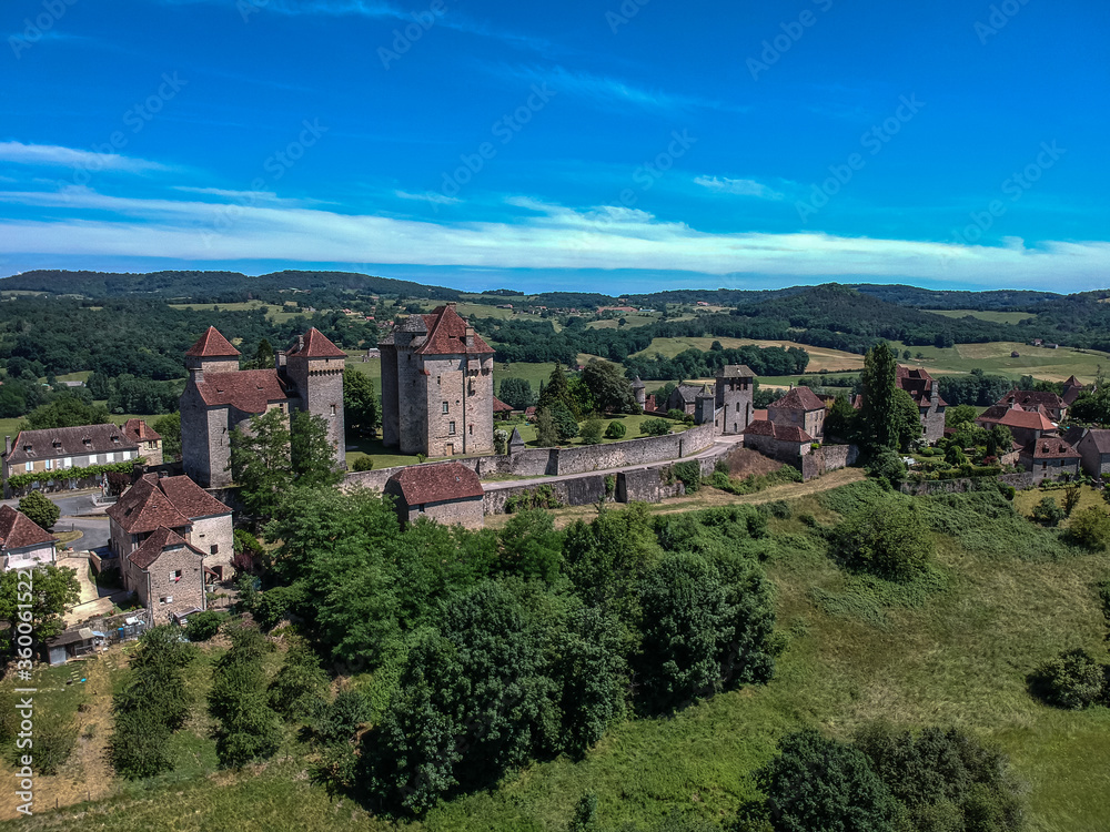 Curemonte (Corrèze, France) - Vue aérienne des trois châteaux et de l'église Saint Barthélémy