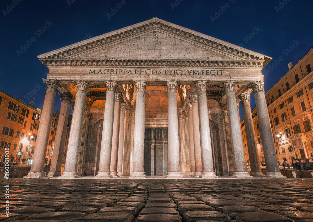 Obraz premium The Pantheon in rome at night