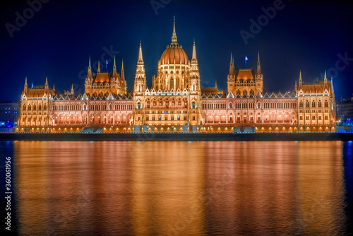 hungarian parliament building in budapest at night