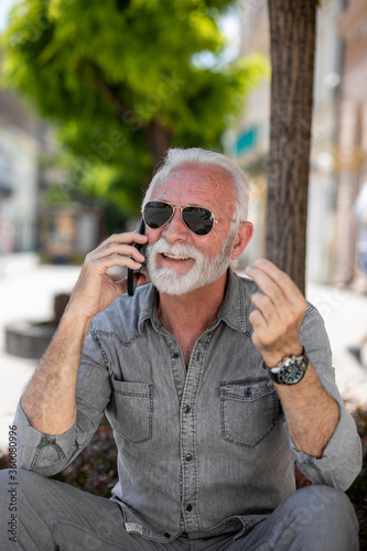 Old tourist man use internet app to speak in roaming © Adam Radosavljevic