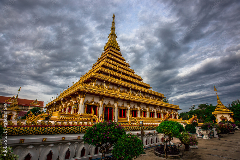 Background of the major tourist attractions in Khon Kaen (Phra Mahathat Kaen Nakhon) is a large pagoda with 9 floors, Thai tourists and foreigners come to see the beauty and travel in Thailand always.