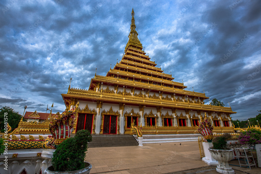 Obraz premium Background of the major tourist attractions in Khon Kaen (Phra Mahathat Kaen Nakhon) is a large pagoda with 9 floors, Thai tourists and foreigners come to see the beauty and travel in Thailand always.