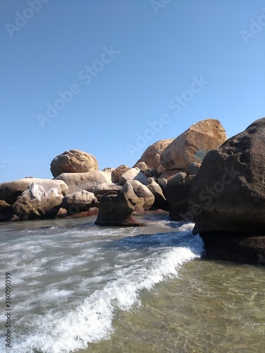 rocas en la orilla del mar
