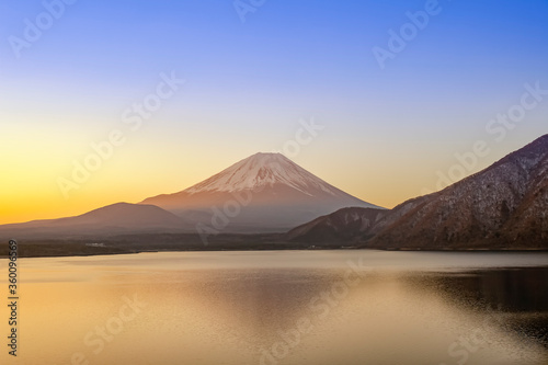 朝焼け富士山と本栖湖