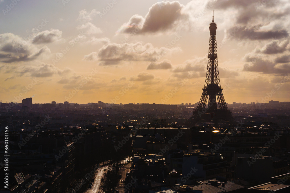 Torre Eiffel en pleno atardecer de París,Francia