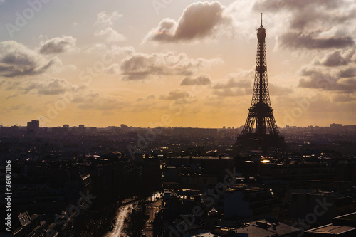 Torre Eiffel en pleno atardecer de París,Francia