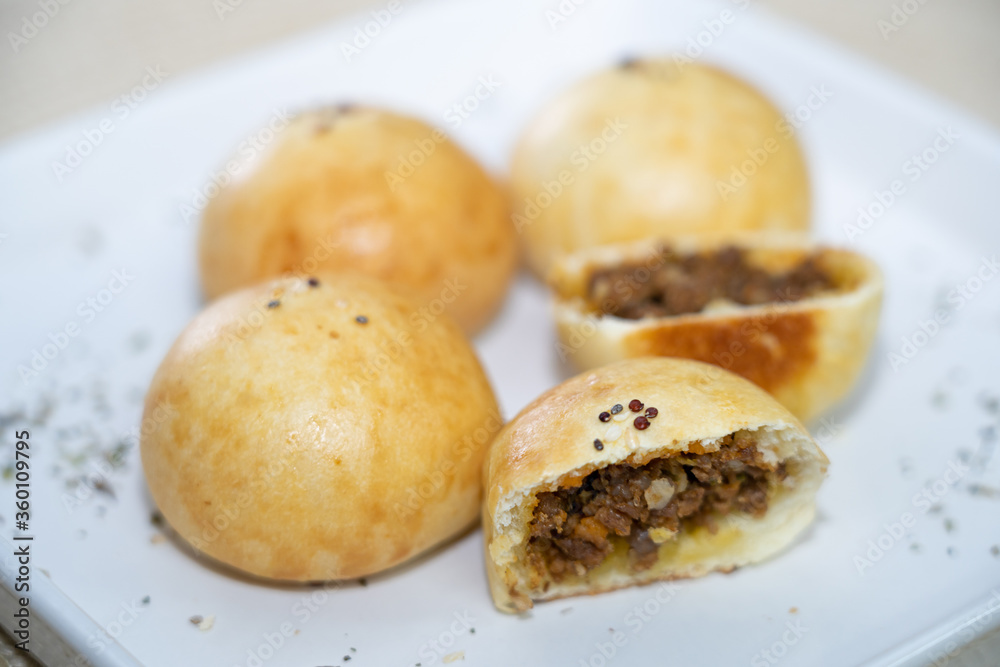 Deliciosos salgados de esfihas e bolinhos recheados de carne Deliciosos salgados de esfihas e bolinhos recheados de carne