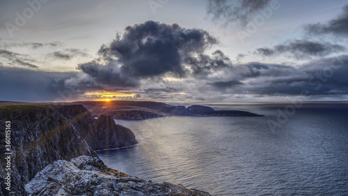Sonnenuntergang am Nordkap auf der Insel Mageroya, Finnmark, Norwegen