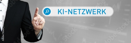 KI-Netzwerk (Künstliche Intelligenz). Mann zeigt mit Finger auf Suchfeld im Internet. Blaues Wort steht in der Suche. Konzept für Business, Finanzen, Statistik