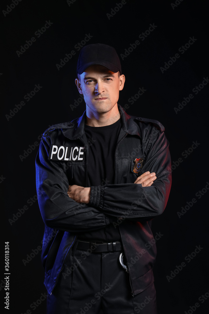 Obraz premium Aggressive police officer on dark background