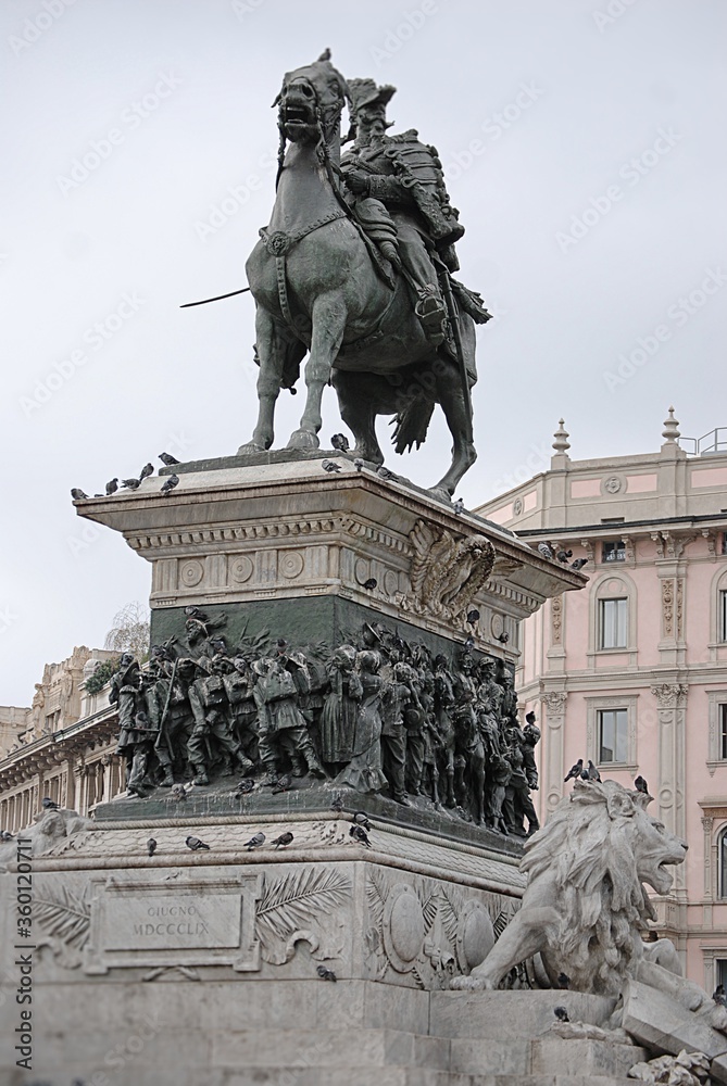 Eine Reiterstatue Viktor Emanuel II. vor dem Dom in Mailand.