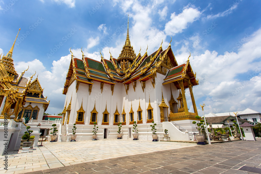 Naklejka premium Wat Phra Kaew and Grand Palace in sunny day.